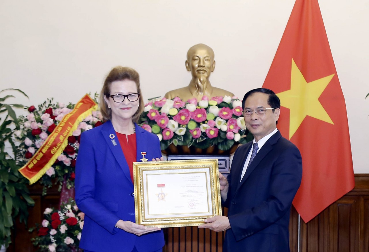 Trao tặng Kỷ niệm chương “Vì sự nghiệp Ngoại giao” cho Đại diện thường trú UNDP tại Việt Nam