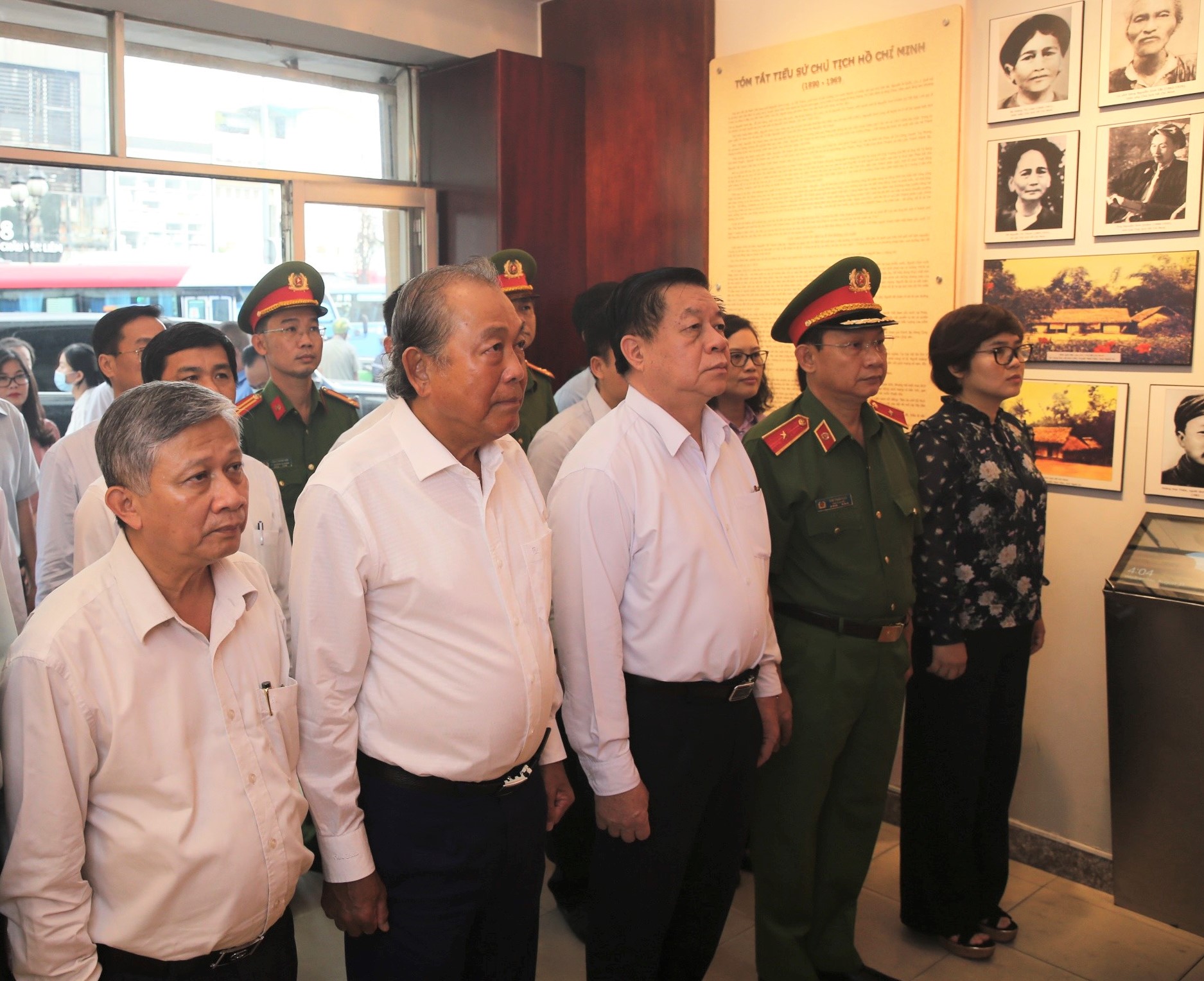Đồng chí Nguyễn Trọng Nghĩa dâng hương tưởng niệm Chủ tịch Hồ Chí Minh, Tổng Bí thư Trần Phú