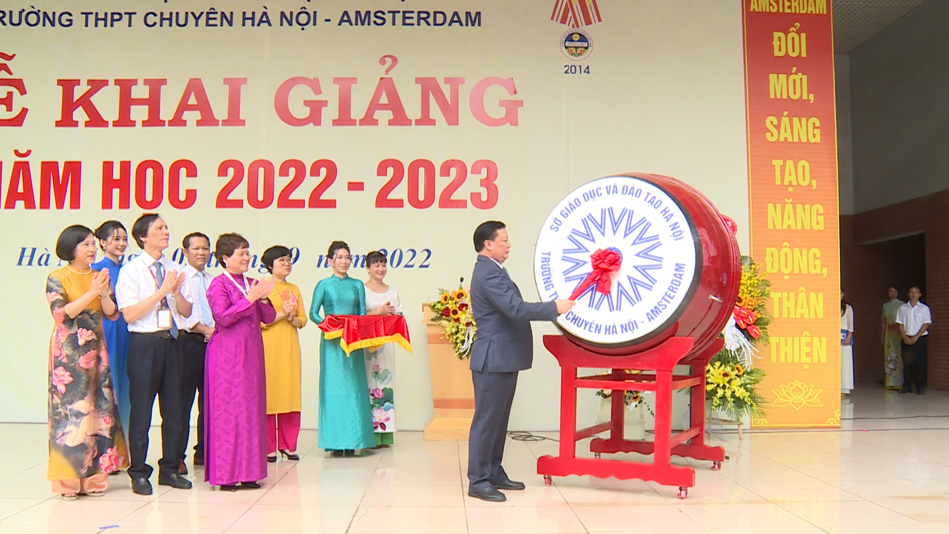 Đồng chí Đinh Tiến Dũng đánh trống khai giảng năm học mới