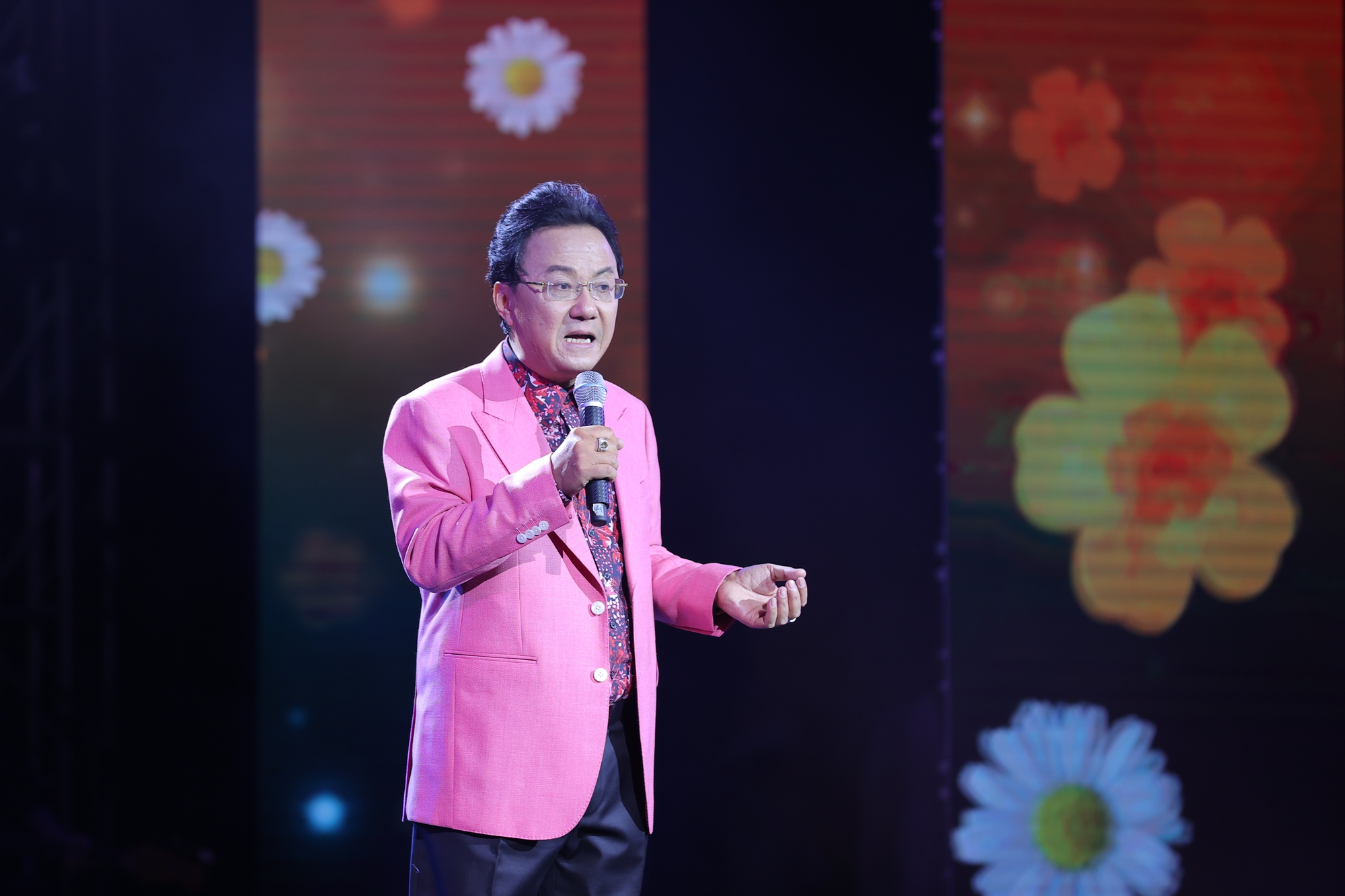 Đắm chìm trong không gian thi ca và âm nhạc của Hồng Thanh Quang