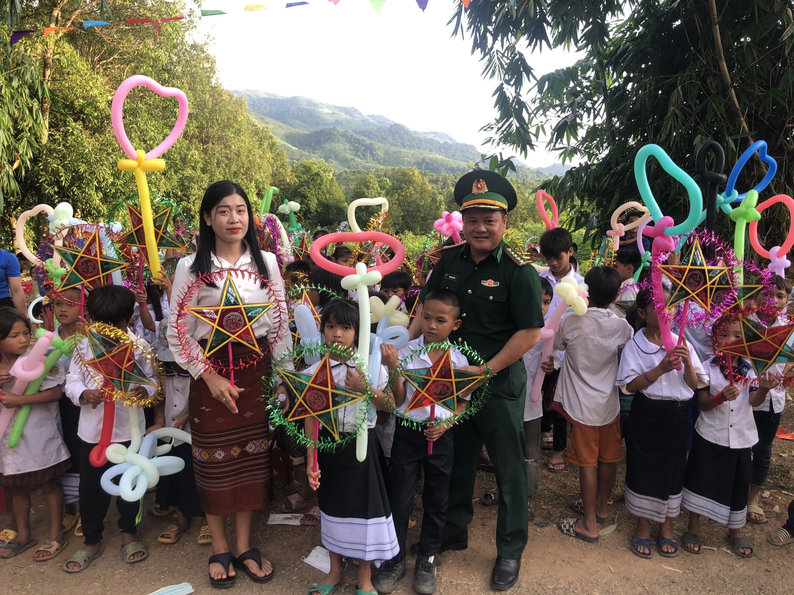 Vui Tết Trung Thu của trẻ em biên giới Việt-Lào