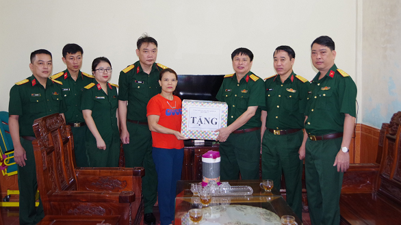 Quân khu 4 Tặng quà cho các gia đình có hoàn cảnh khó khăn