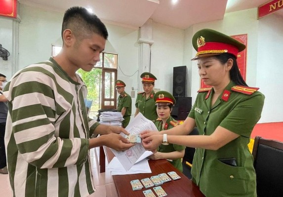 Phạm nhân đặc xá Được cấp căn cước công dân gắn chip