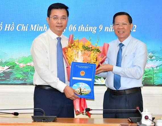 Công bố quyết định phê chuẩn bầu Chủ tịch UBND huyện Bình Chánh