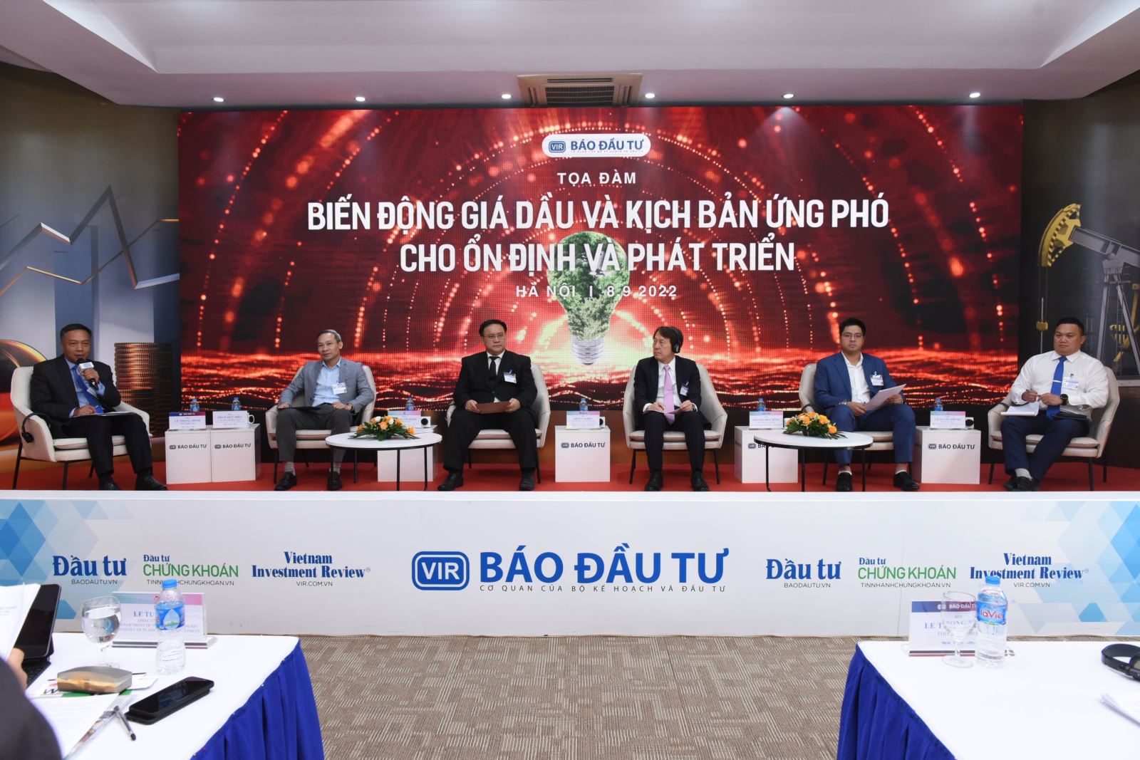 Giải bài toán về biến động giá dầu