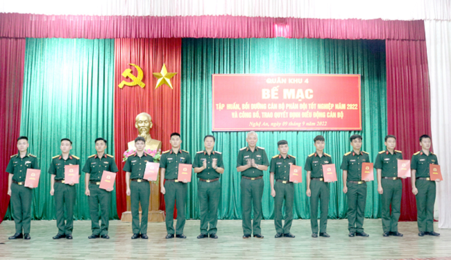 Quân khu 4 Trao quyết định về công tác cán bộ