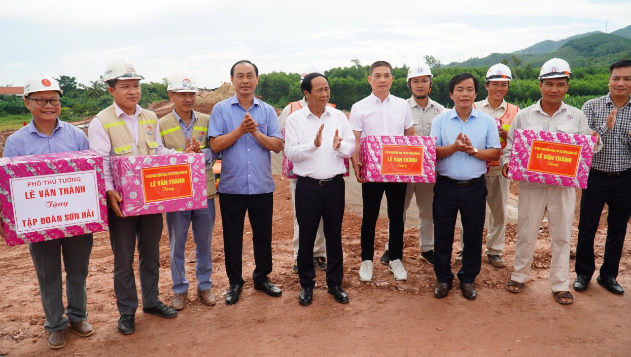 Thông xe tuyến cao tốc Cam Lộ - La Sơn vào tháng 11 2022