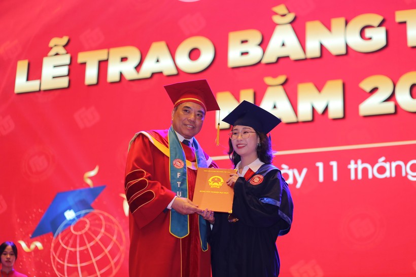 Trường ĐH Ngoại thương trao Bằng tốt nghiệp cho 2 234 tân cử nhân