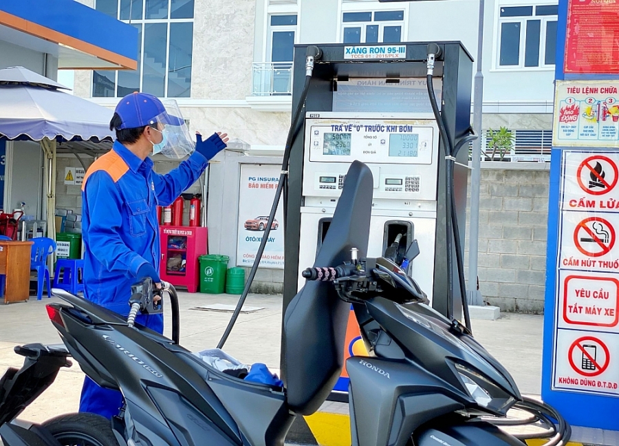 Giá xăng giảm hơn 1 000 đồng lít