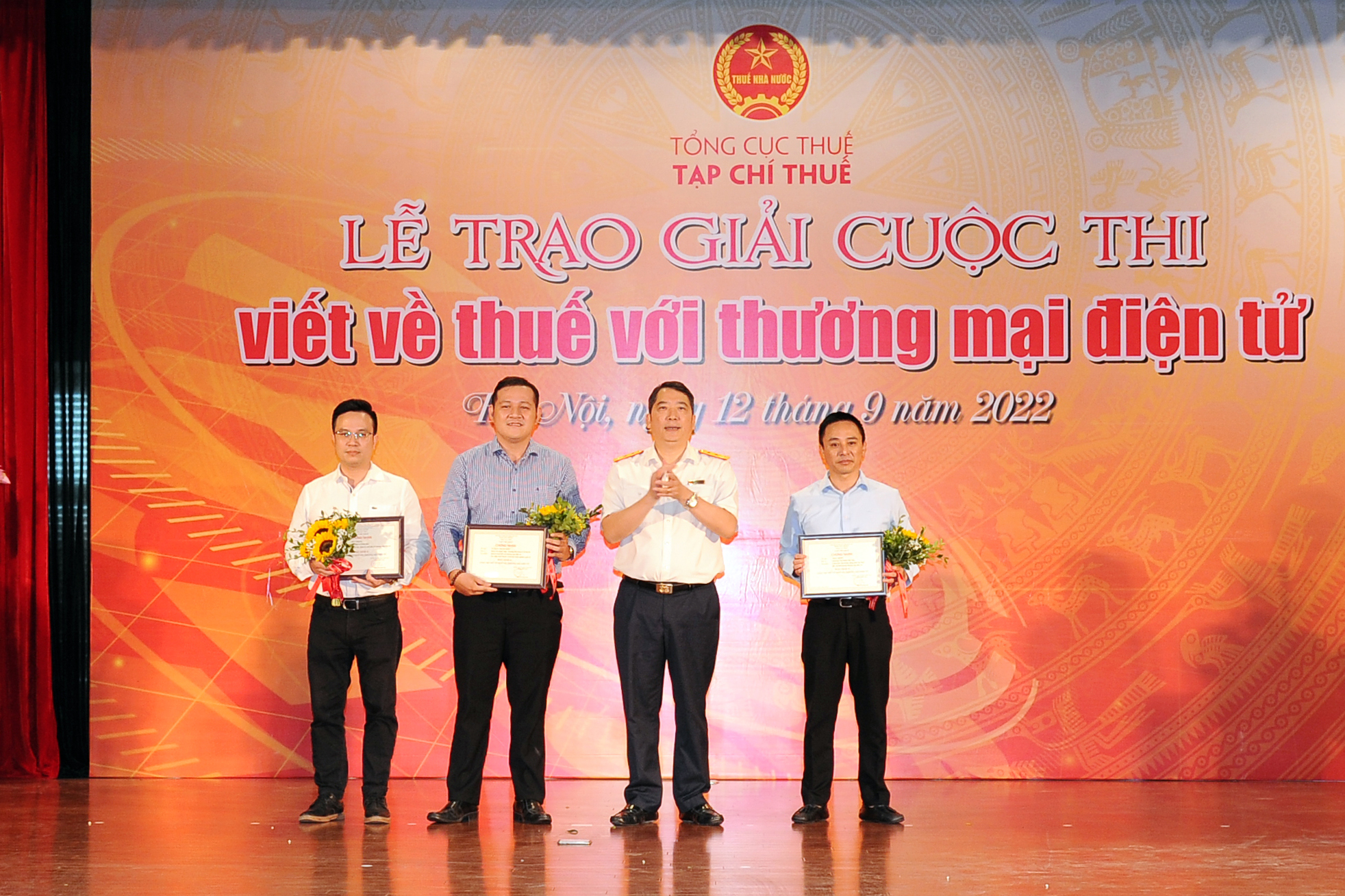 Trao giải cuộc thi viết về Thuế với thương mại điện tử