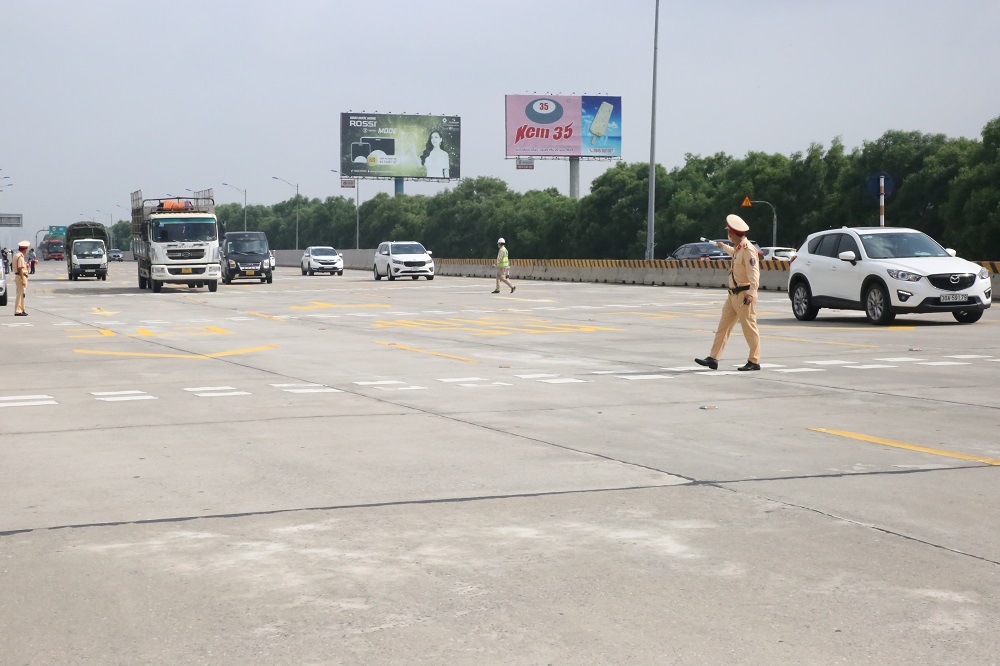 Gần 1 100 trường hợp bị xử phạt vì đi vào làn khẩn cấp ở 8 tuyến cao tốc