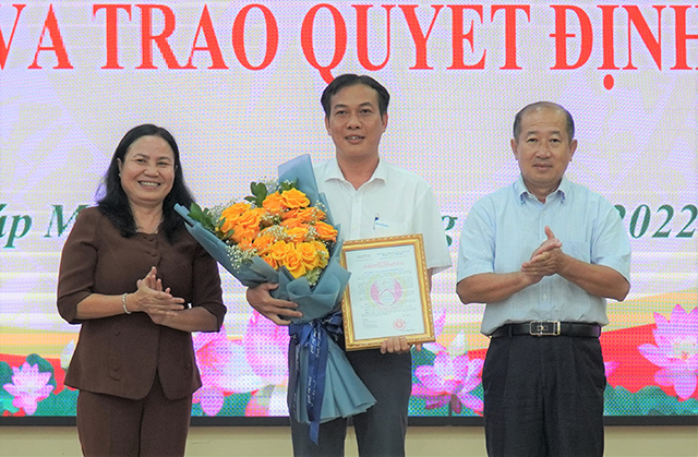 Đồng Tháp công bố và trao Quyết định cán bộ