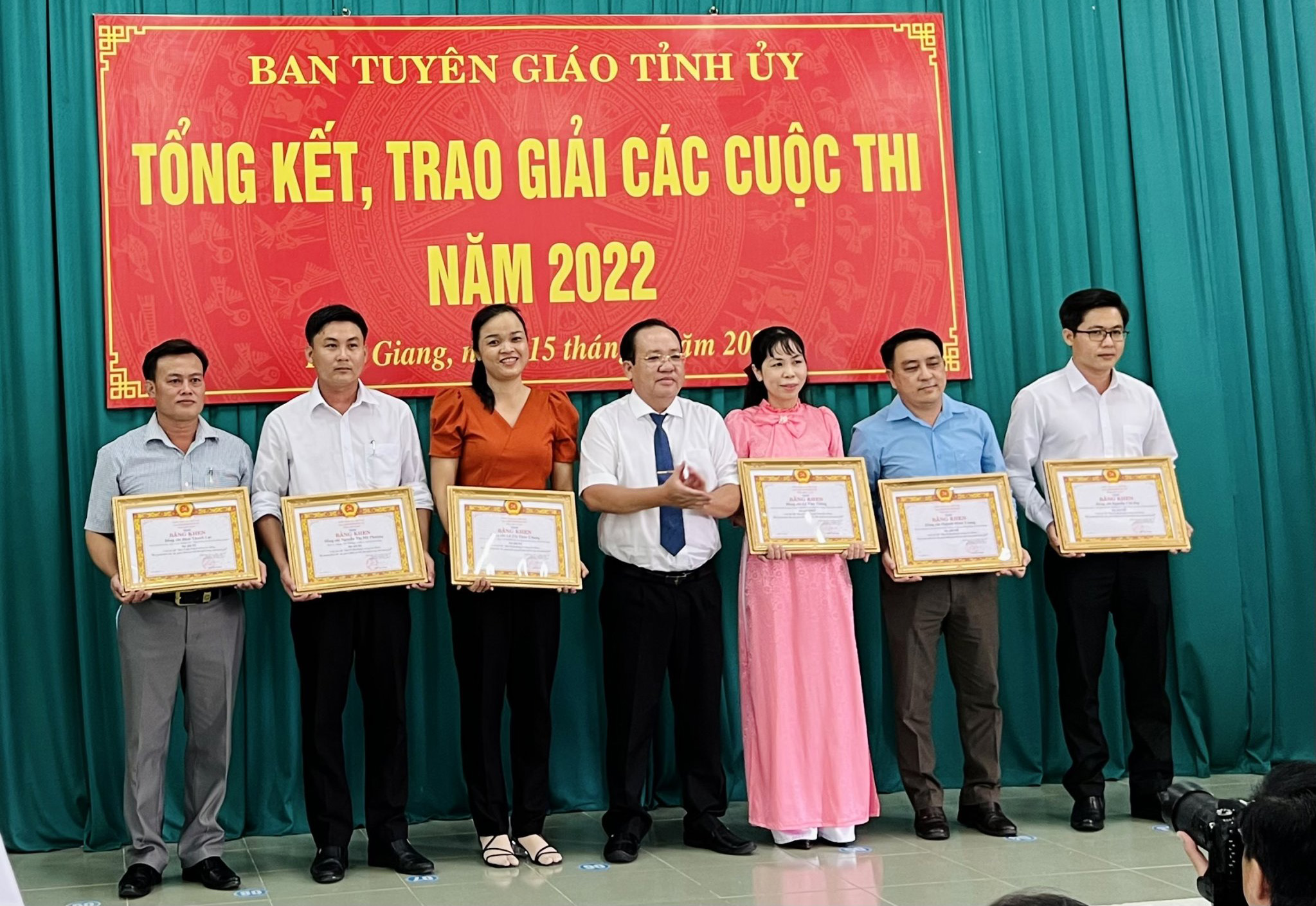 Ban Tuyên giáo Tỉnh ủy Kiên Giang tổng kết và trao giải hai cuộc thi