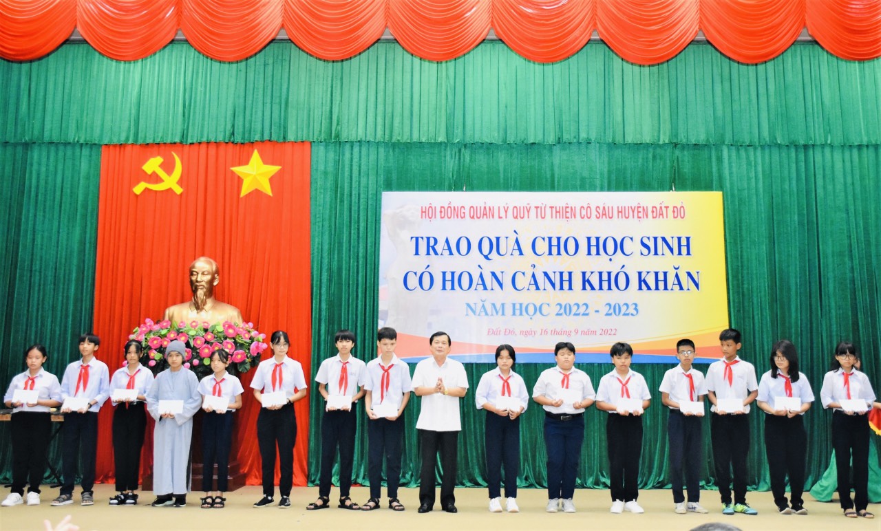 Bà Rịa -Vũng Tàu Trao 210 suất quà tặng học sinh nghèo vượt khó