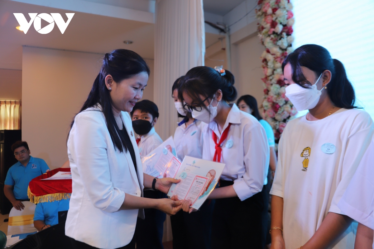 “Mẹ đỡ đầu kết nối yêu thương tới 129 trẻ mồ côi khu vực phía Nam