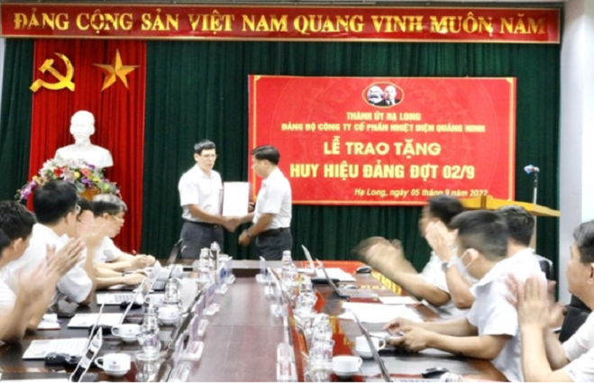 Trao tặng huy hiệu 30 năm tuổi Đảng