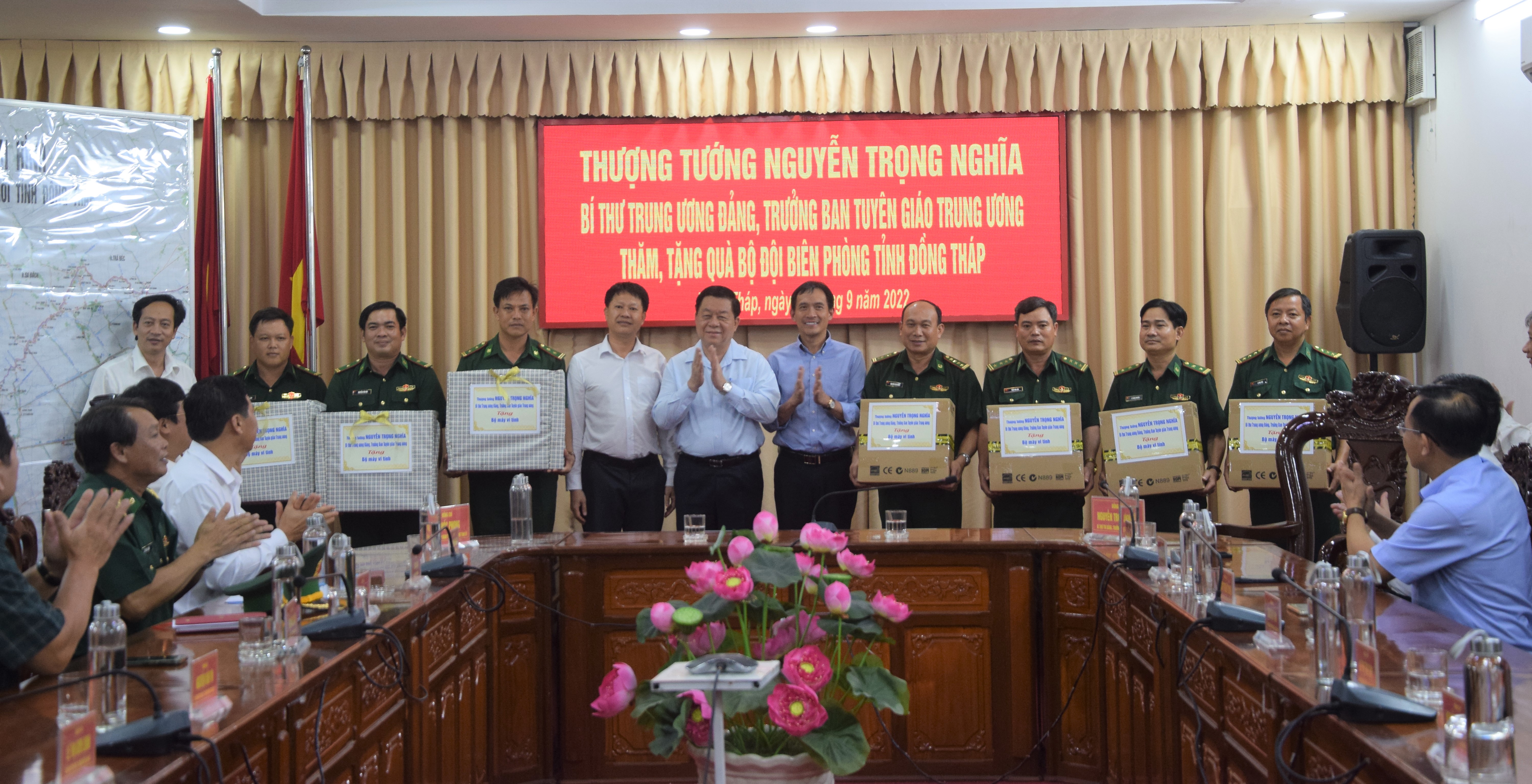 Đồng chí Nguyễn Trọng Nghĩa thăm, tặng quà cán bộ, chiến sỹ Bộ đội biên phòng tỉnh Đồng Tháp