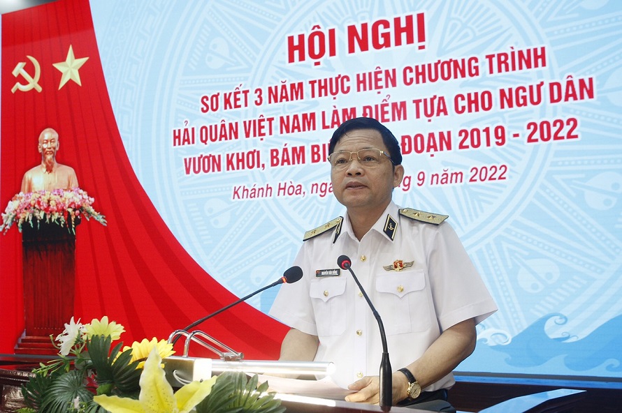 Hải quân Việt Nam làm điểm tựa cho ngư dân vươn khơi, bám biển