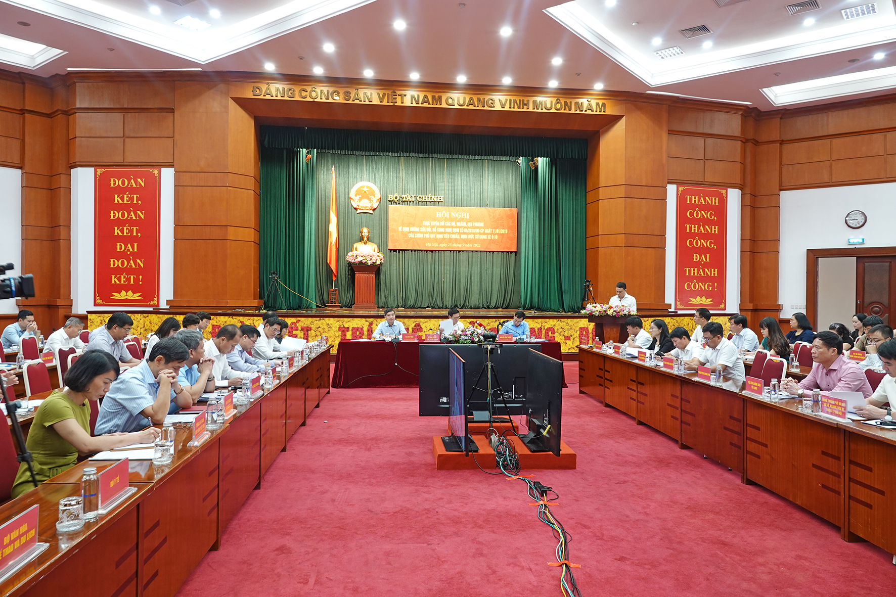 Lấy ý kiến các Bộ, ngành địa phương về tiêu chuẩn, định mức sử dụng xe ô tô công