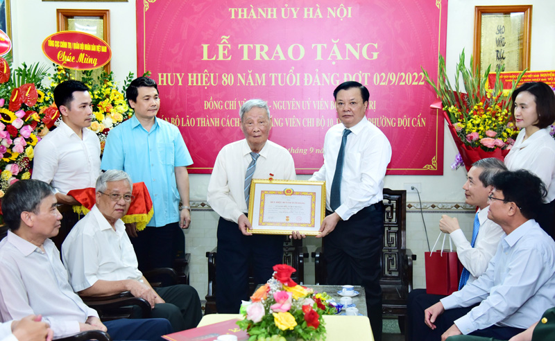 Trao tặng Huy hiệu 80 năm tuổi Đảng cho đồng chí Vũ Oanh