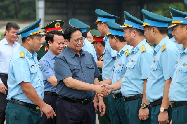 Thủ tướng thăm Trung đoàn Không quân 921