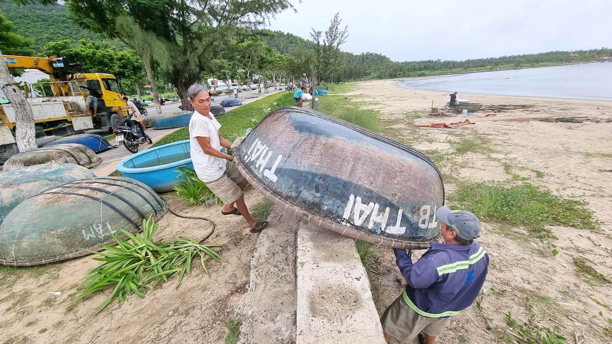 Ngư dân Đà Nẵng đồng loạt đưa phương tiện lên bờ tránh bão