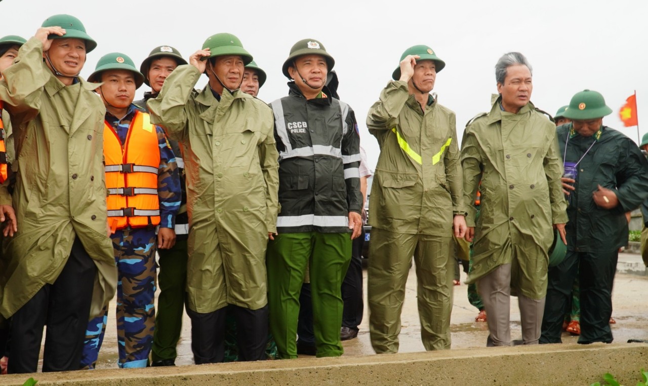Chính phủ điều hành chống bão xuyên đêm
