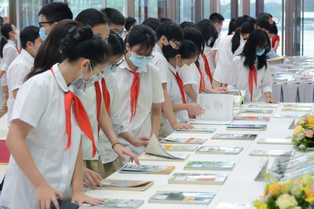 Đánh giá kết quả biên soạn, thẩm định, xuất bản, phát hành sách giáo khoa