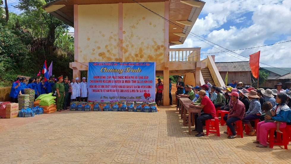 Thắm tình đoàn kết