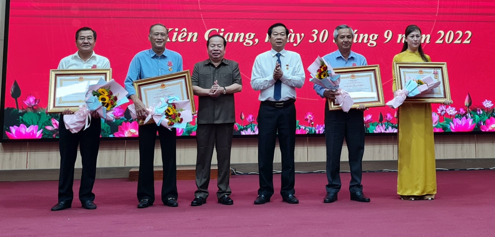 Kiên Giang Trao Huân chương Lao động hạng Nhì và Huy hiệu Đảng cho các đảng viên