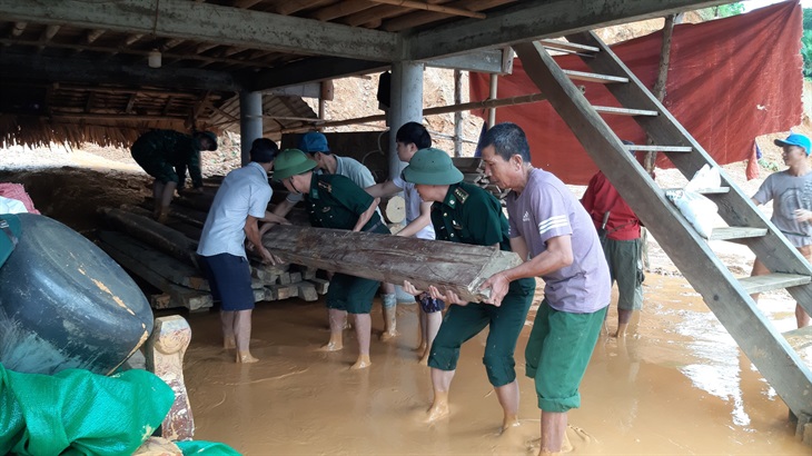 Mưa lũ miền Trung làm 6 người thiệt mạng và mất tích