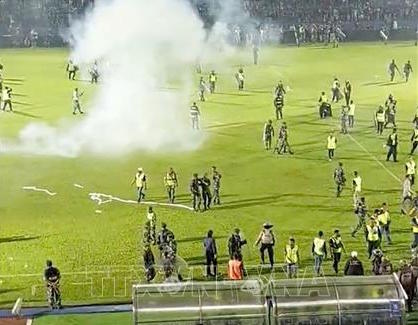 Bạo loạn trên sân bóng đá tại Indonesia, 127 người thiệt mạng