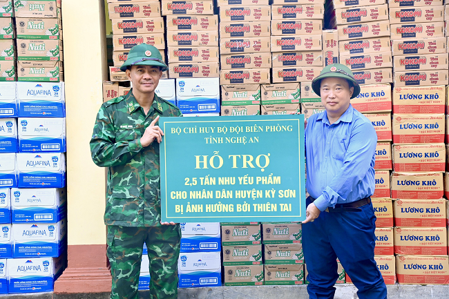 Hỗ trợ nhân dân huyện Kỳ Sơn khắc phục hậu quả mưa lũ