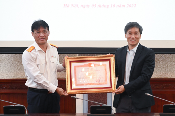 Khen thưởng tập thể, cá nhân có thành tích trong giải quyết vụ kiện tranh chấp đầu tư quốc tế