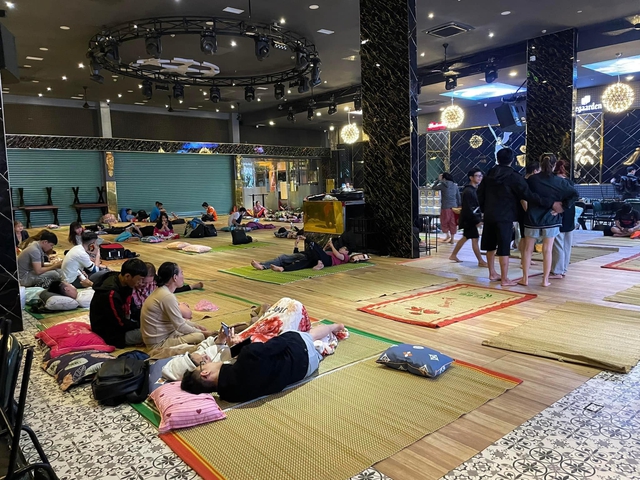 Bão lũ đi qua, tình người ở lại