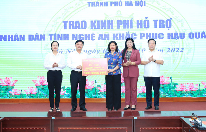 Thành phố Hà Nội trao kinh phí hỗ trợ tỉnh Nghệ An khắc phục hậu quả mưa lũ