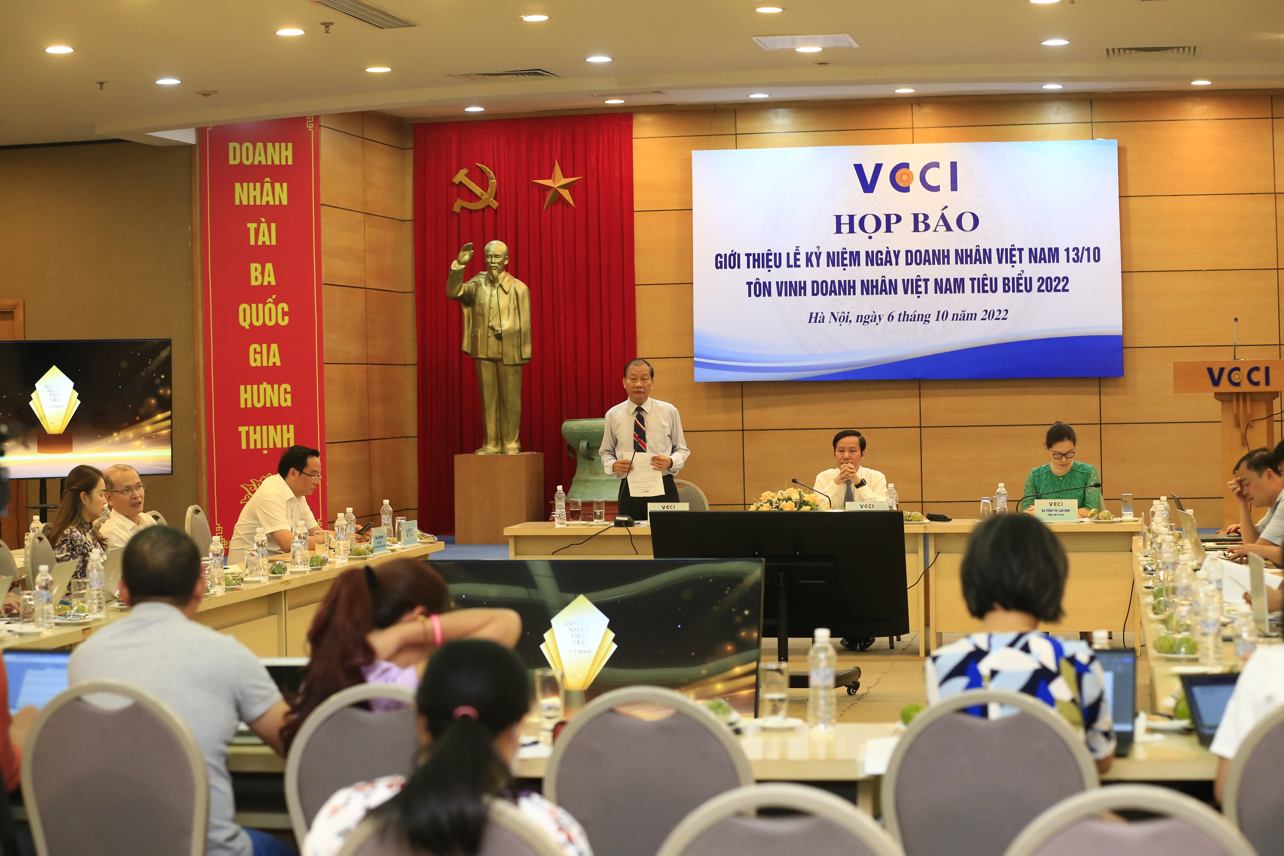 Tôn vinh 60 doanh nhân đạt danh hiệu “Doanh nhân Việt Nam tiêu biểu”