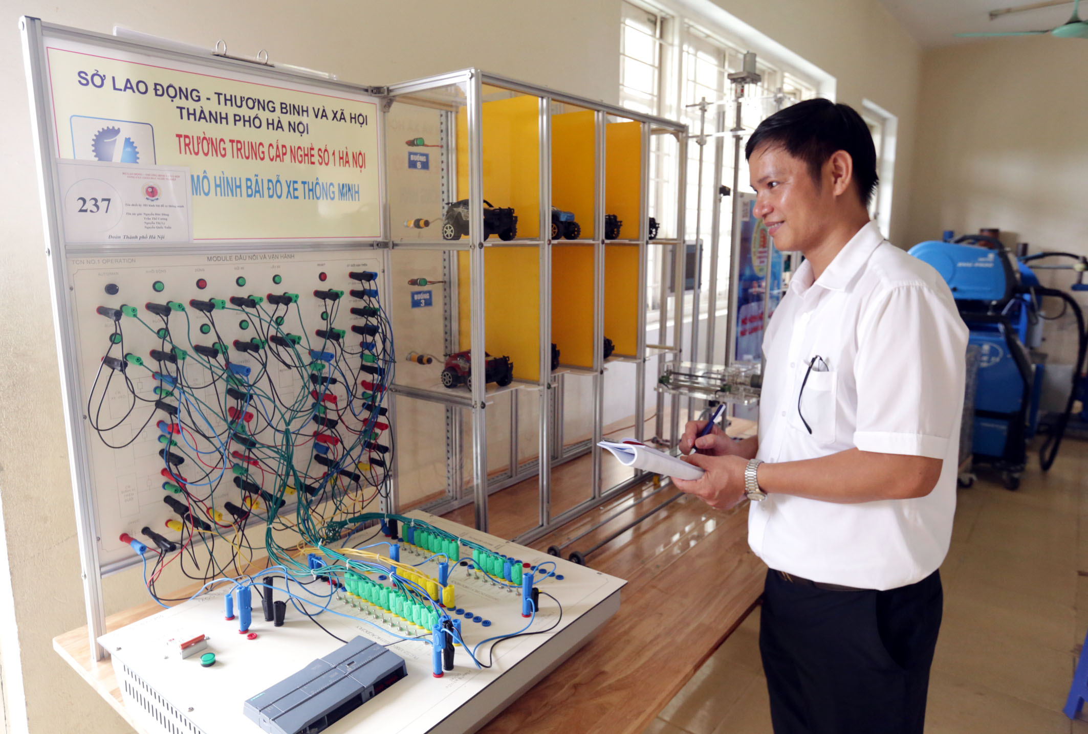 Giáo viên trường nghề thi chế tạo thiết bị đào tạo tự làm