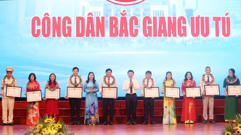 Bắc Giang Tôn vinh Công dân ưu tú, doanh nghiệp, doanh nhân tiêu biểu