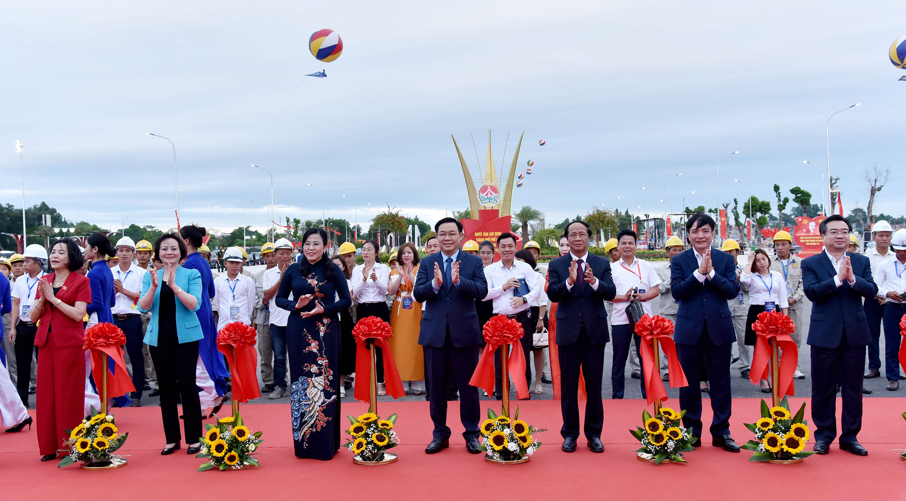 Chủ tịch Quốc hội Vương Đình Huệ dự Lễ khánh thành đường Vạn Xuân, TP Phổ Yên