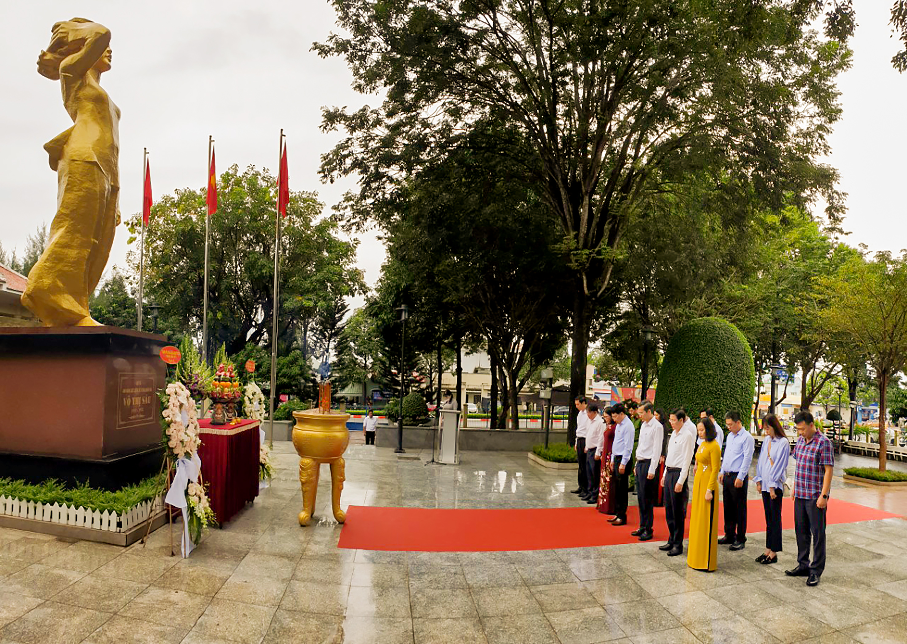 Phó Thủ tướng Phạm Bình Minh viếng Đền thờ nữ Anh hùng Võ Thị Sáu