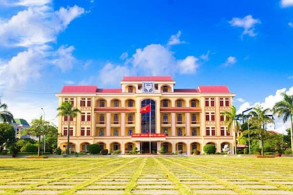 Trường THPT chuyên Nguyễn Trãi Vượt thách thức, ra sức thi đua “Dạy tốt - Học tốt”