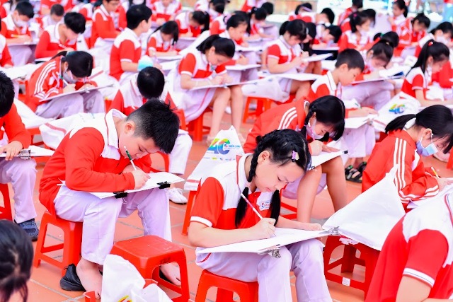 Thiếu nhi Việt Nam vẽ tranh mừng đại hội Đoàn