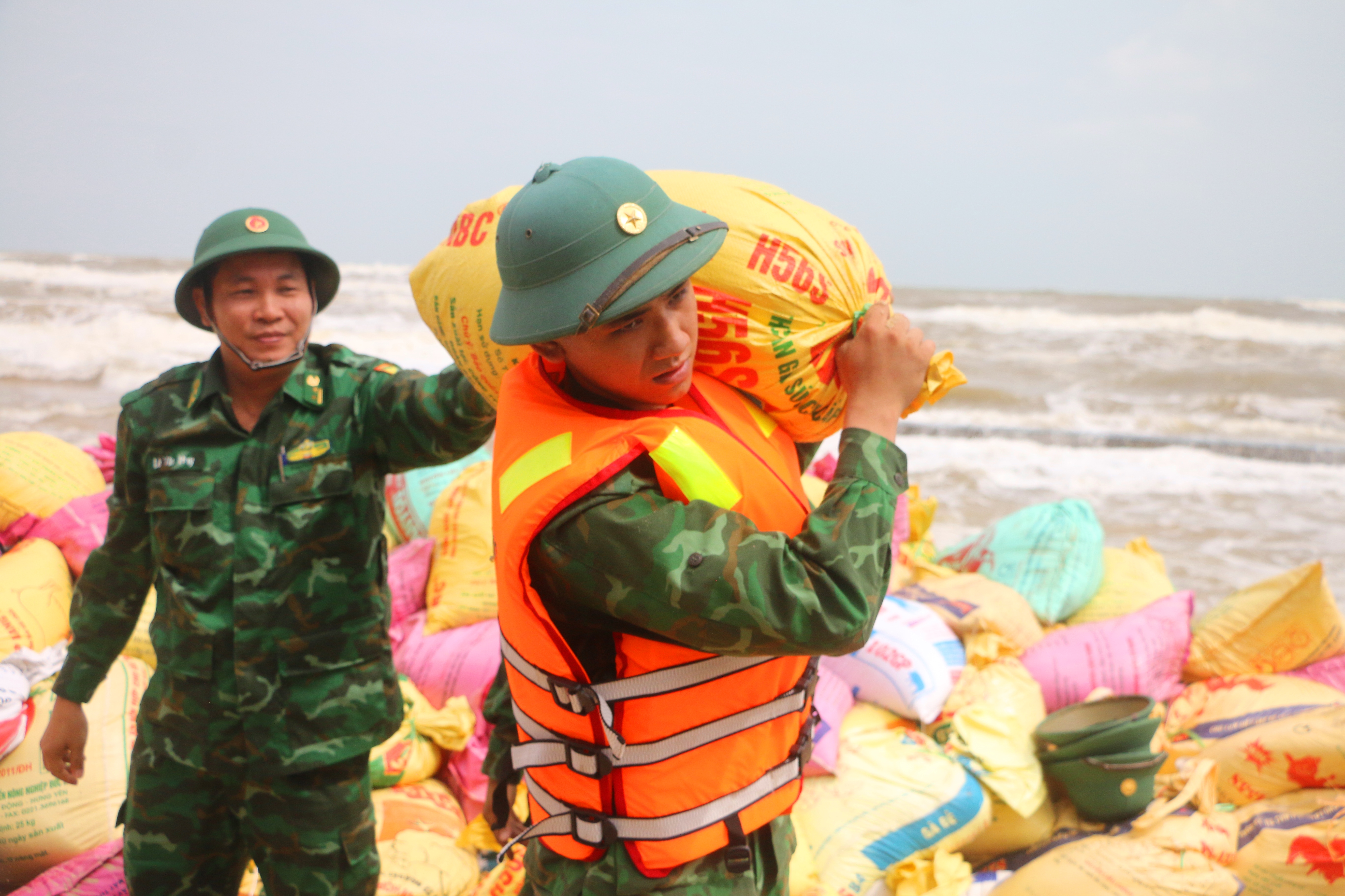 Khắc phục khẩn cấp sạt lở bờ biển nghiêm trọng tại Thừa Thiên Huế