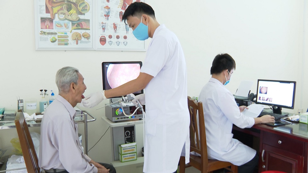 Vùng 4 Hải quân khám bệnh và cấp thuốc miễn phí cho gia đình chính sách