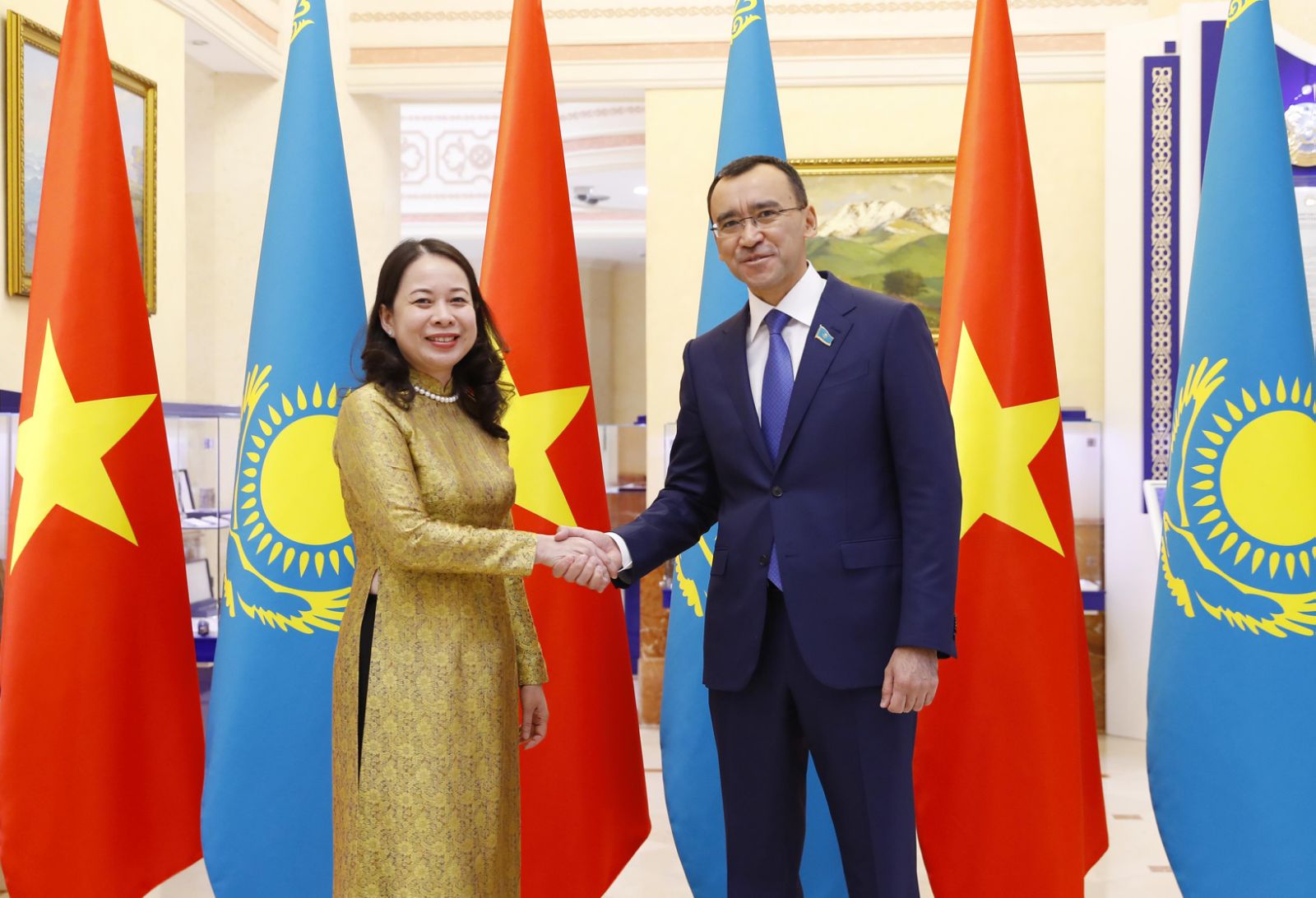 Phát triển hơn nữa quan hệ hữu nghị truyền thống tốt đẹp với Kazakhstan