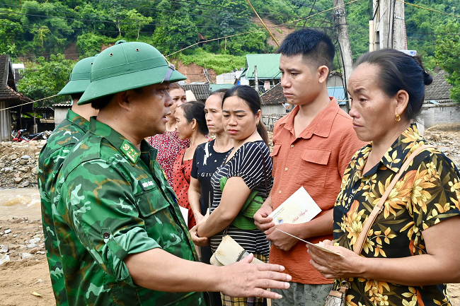 Bộ đội Biên phòng giúp nhân dân vùng lũ ổn định cuộc sống