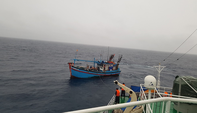 Vùng 2 Hải quân cứu tàu cá và 12 ngư dân trôi dạt trên biển