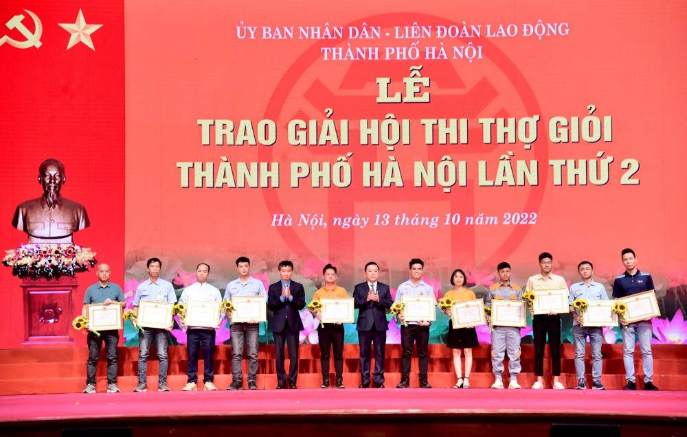 Hà Nội tôn vinh đóng góp của các doanh nghiệp, chủ tịch công đoàn cơ sở và NLĐ