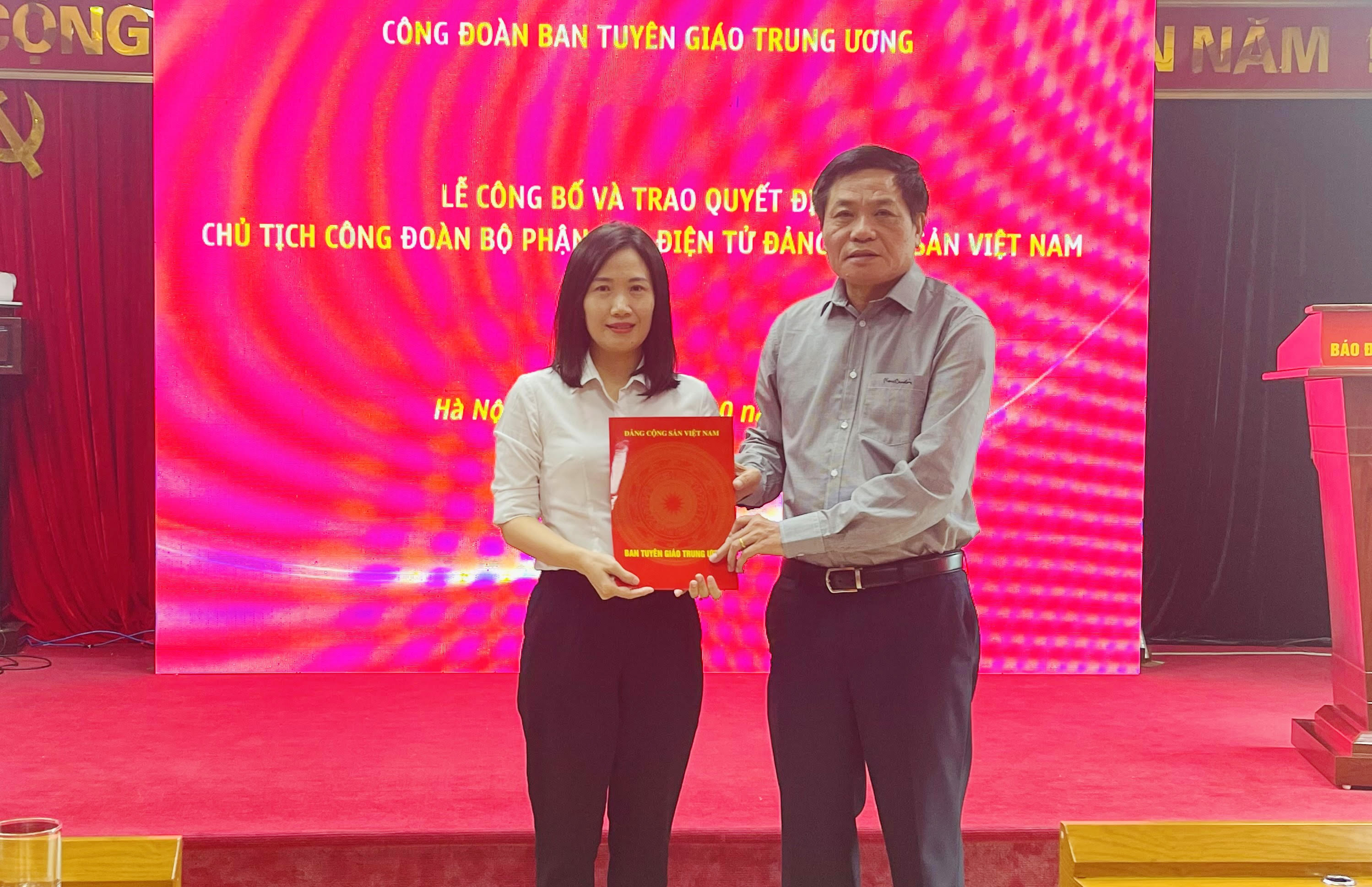 Trao quyết định bổ nhiệm Chủ tịch Công đoàn Báo điện tử Đảng Cộng sản Việt Nam